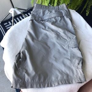 Columbia Performance men’s gray cargo shorts size L inseam 10” Activewear Hike